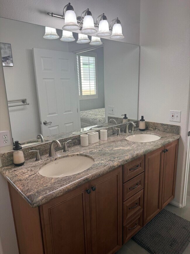 Building Photo - 54610 Avenida Alvarado