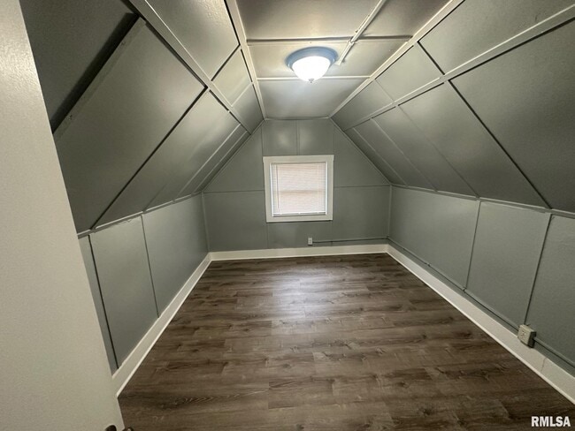 Building Photo - 1808 W Fredonia Ave