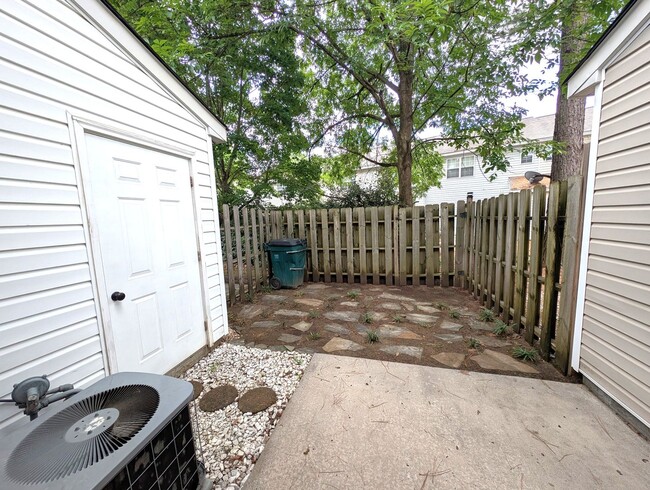 Building Photo - Charming, townhome located in the Bennington Place Community in Charlotte!