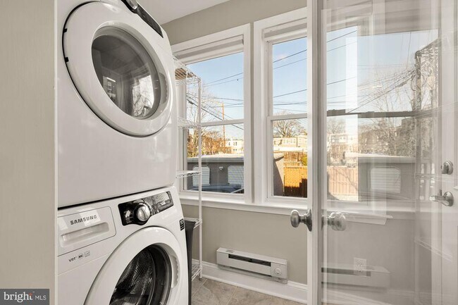 Building Photo - 912 I St NE