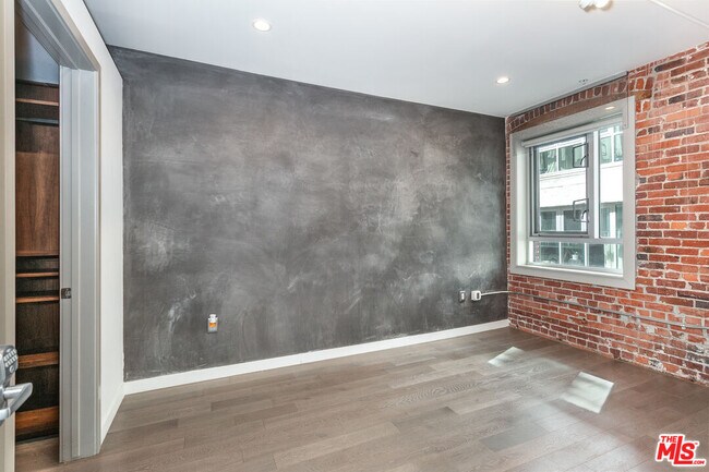 Building Photo - 527 Molino St