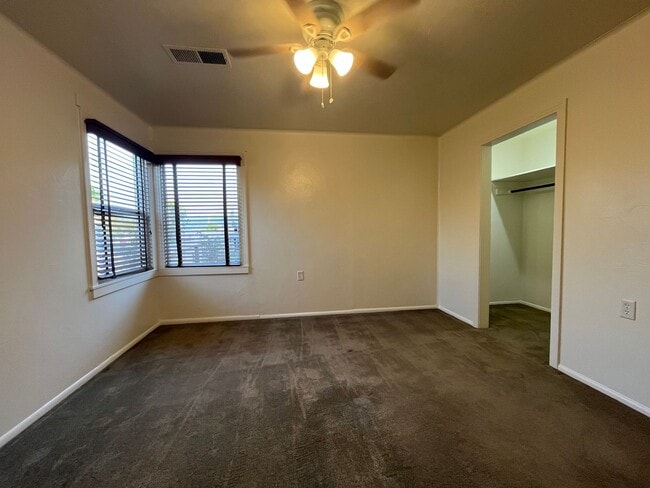 Building Photo - Pet Friendly! 2 Bed, 1 Bath Home with a Fu...