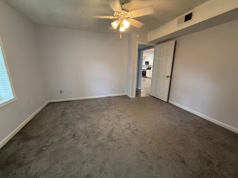 Building Photo - 120 N Pinewood Dr