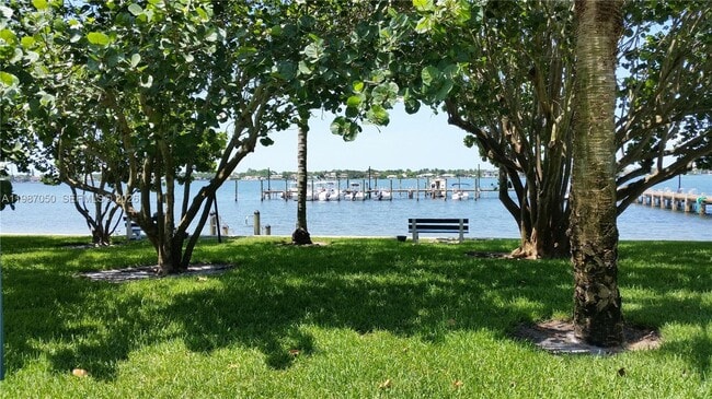 Building Photo - 825 Center St 35C