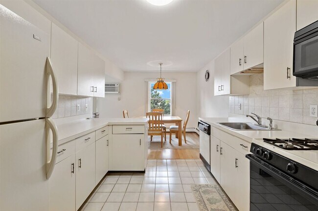 Building Photo - 132 Riverview Ct