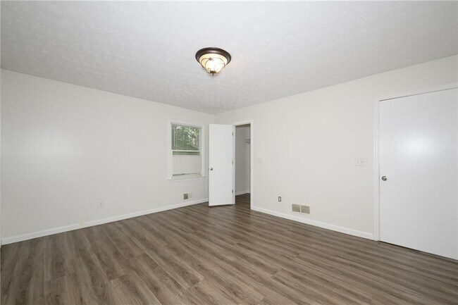 Building Photo - 2100 Whitebluff Way NE