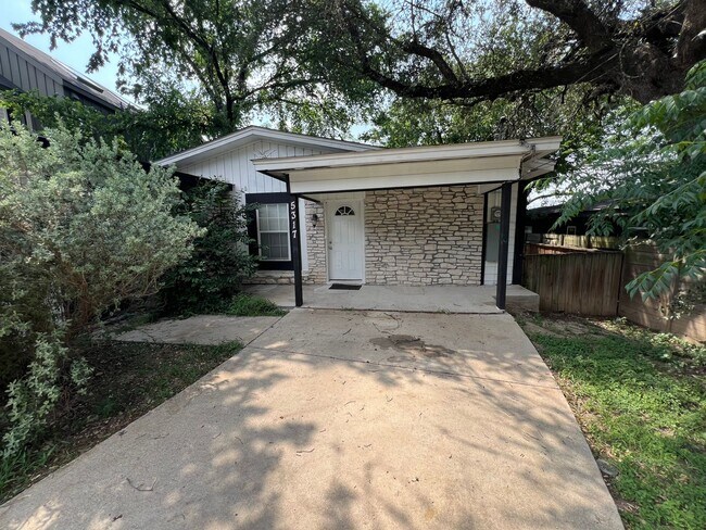 Primary Photo - Cool home in East Austin - Don't Miss this...