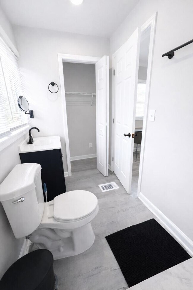 Building Photo - 807 Ave M SW