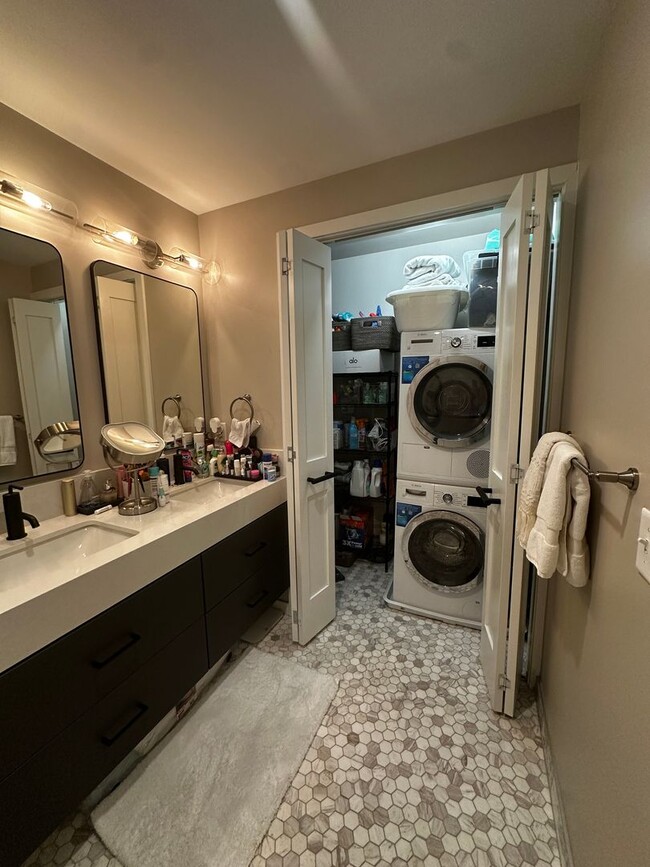 Building Photo - Spacious 2 Bed, 2 Bath Luxury Condo with D...