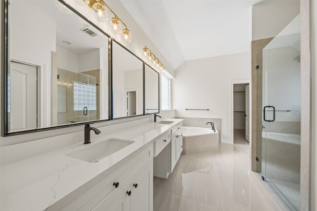 Building Photo - 5622 Lake Pl Dr