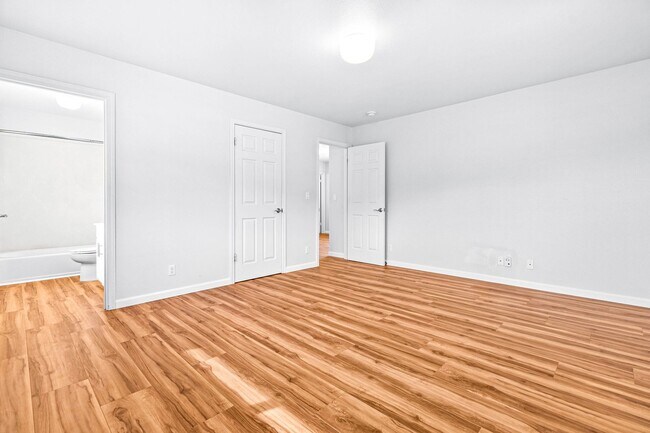 Building Photo - Spacious 3 Bedroom, 2.5 Bath Single Family...