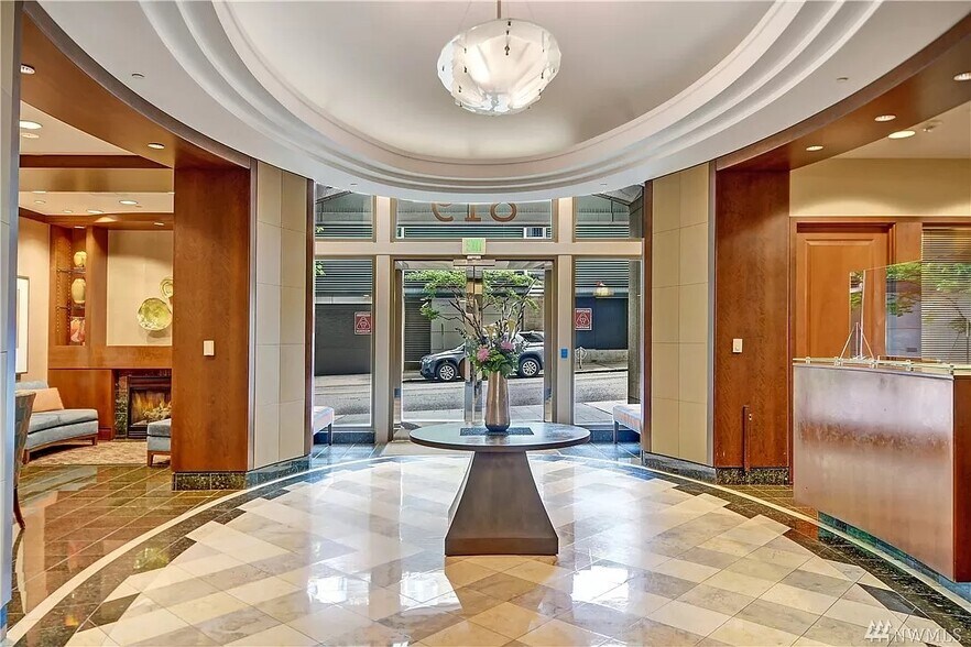 Foyer - 819 Virginia St