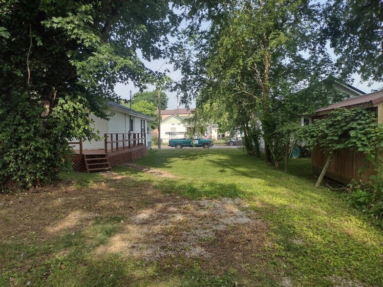 Side yard from rear - 512 Florence St