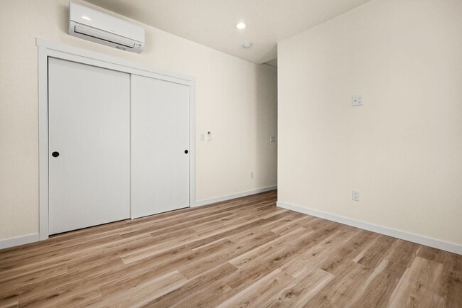 Building Photo - Vancouver Townhouses - Get 1 Month Free!