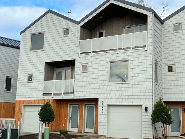 Building Photo - 30515 SW Magnolia Ave