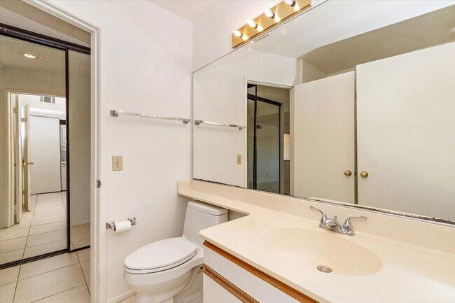 Building Photo - 200 E Racquet Club Rd