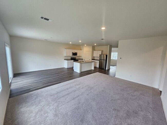 Building Photo - Brand new 5 bed & 3 bath home in Eagle Mou...
