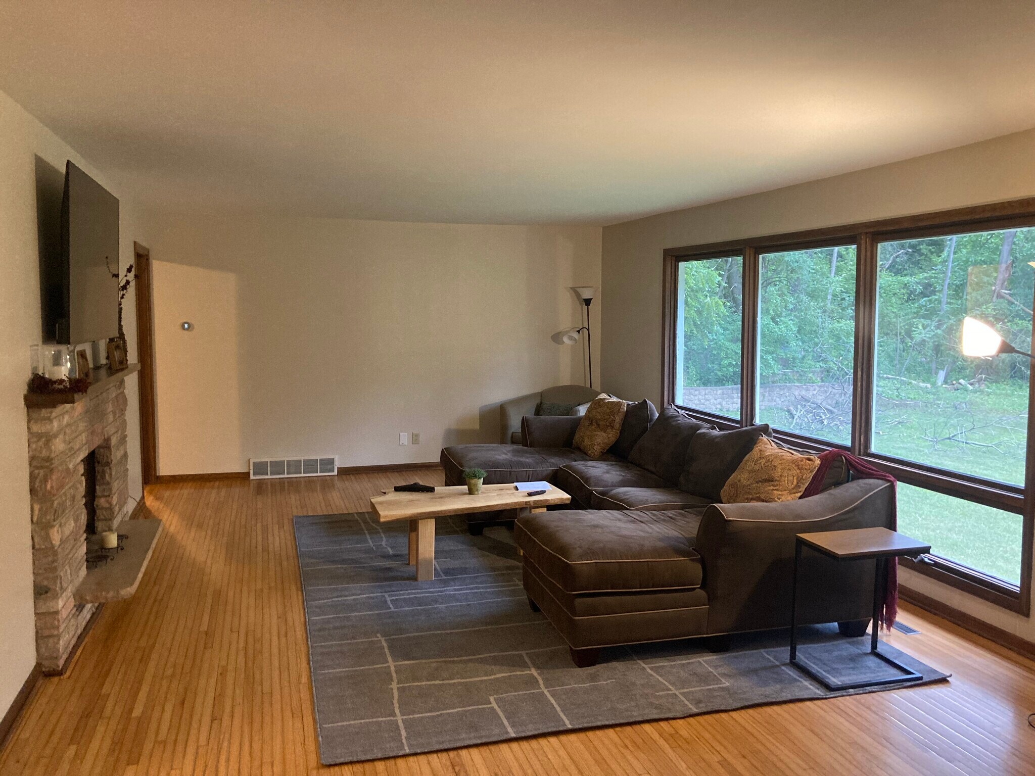 Oversize Living Room - 3080 Perrot Ave S