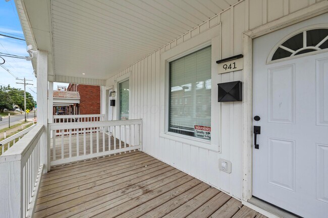 Building Photo - 941 E Whittier St