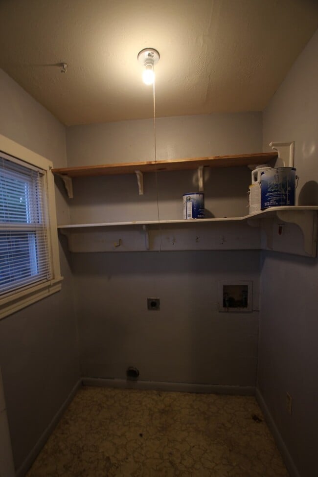 Building Photo - Available-Adorable Large 3 bedroom Home near Downtown!