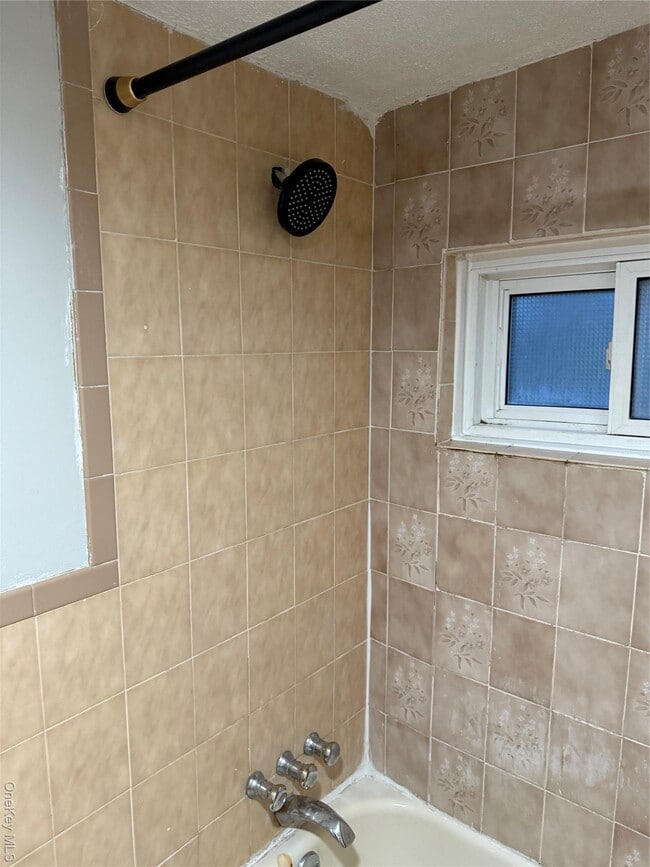 Building Photo - 18 Leach St