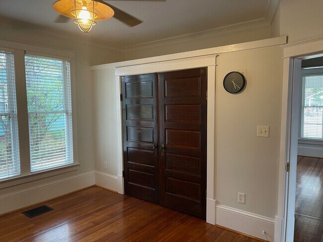 Building Photo - Sylvan Park bungalow, 4508 Park Ave.  2br,...