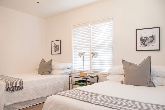 Building Photo - Darling 2 bedroom 1 Bath Exeter Charmer