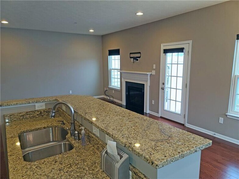 Building Photo - 718 Rosecliff Rd