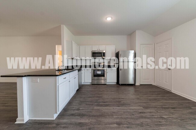 Building Photo - Large 4 Bedroom Home!