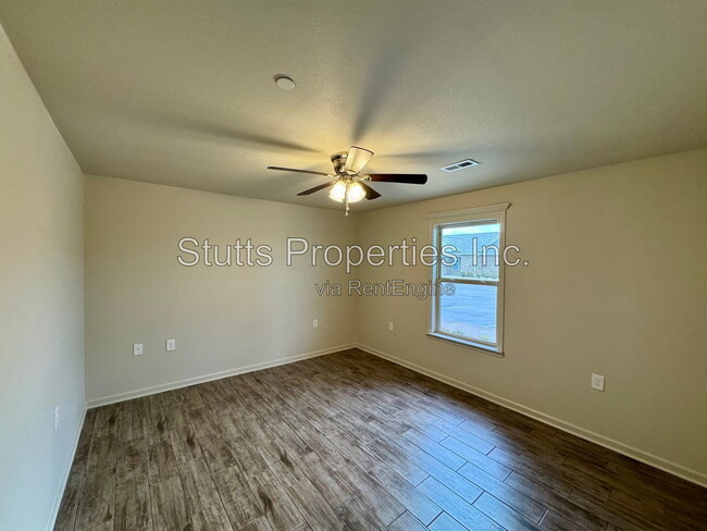 Building Photo - 201 Spindle Ct