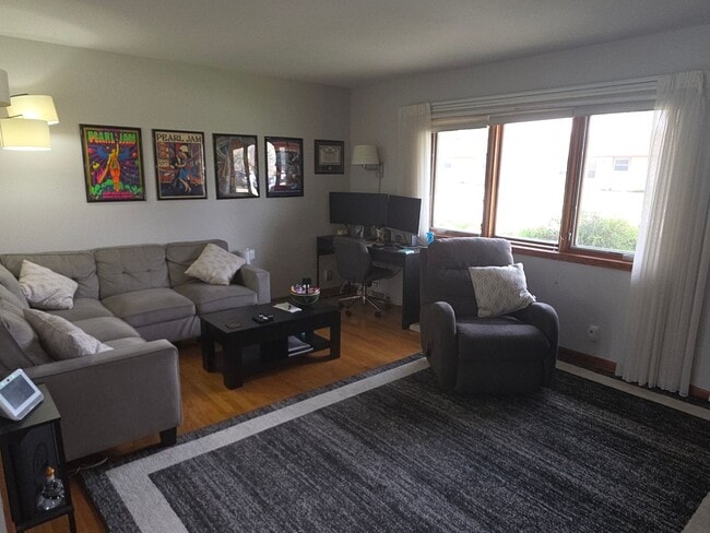 Building Photo - Updated 3 bedroom Racine ranch