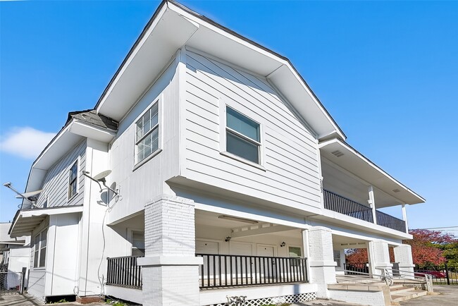 Building Photo - 2202 Hutchins St