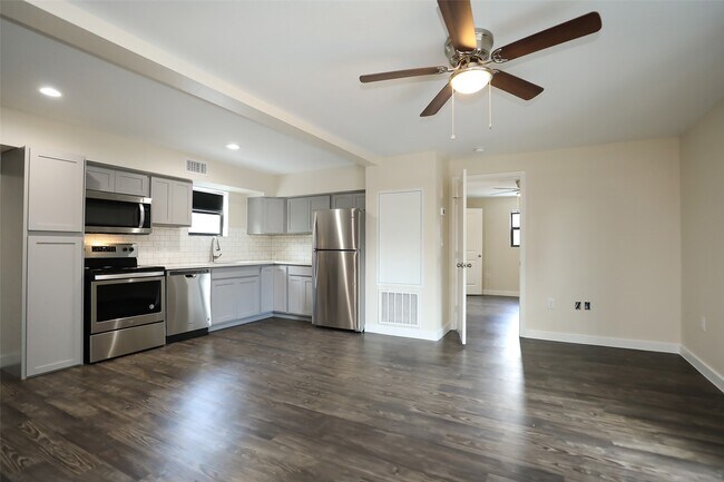 Building Photo - 5504 La Branch St