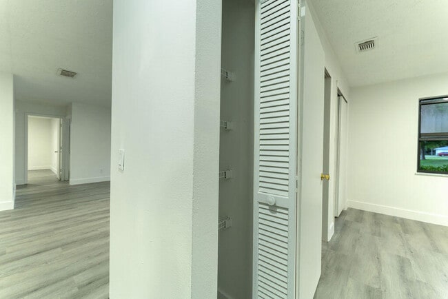 Building Photo - 1181 SW Sarto Ln