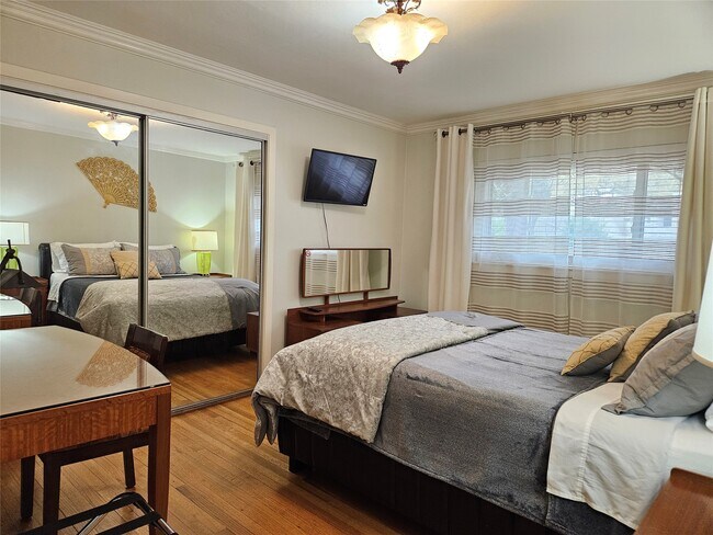 Building Photo - 5203 Chesapeake Way