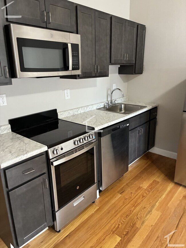 Building Photo - GREAT 1Br/1Bth, newly renovated bathroom and kitchen.