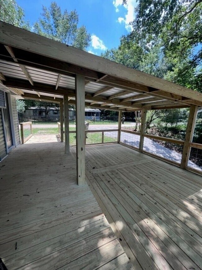 Building Photo - Lake View