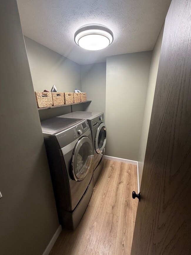 Building Photo - End-Unit Townhome with 2-Car Garage!!