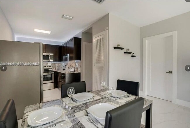 Building Photo - 1526 NE 110th St