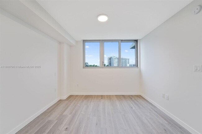 Building Photo - 1500 Bay Rd