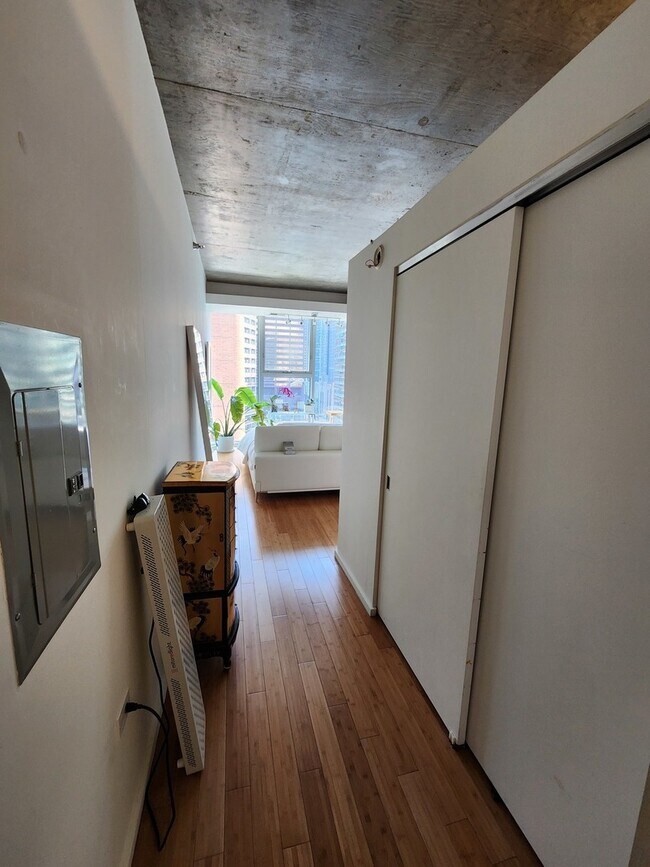 Building Photo - 550 N St Clair St