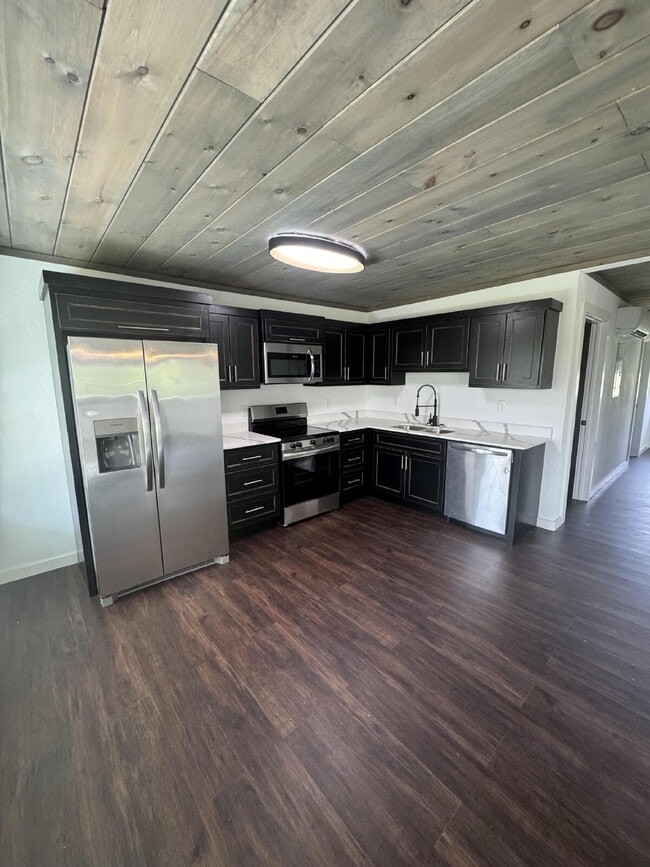 Building Photo - "Charming 2-Bedroom Duplex Retreat on Everett Road Unit B – 2 Full Baths and 1155 Sq Ft of Comfor...