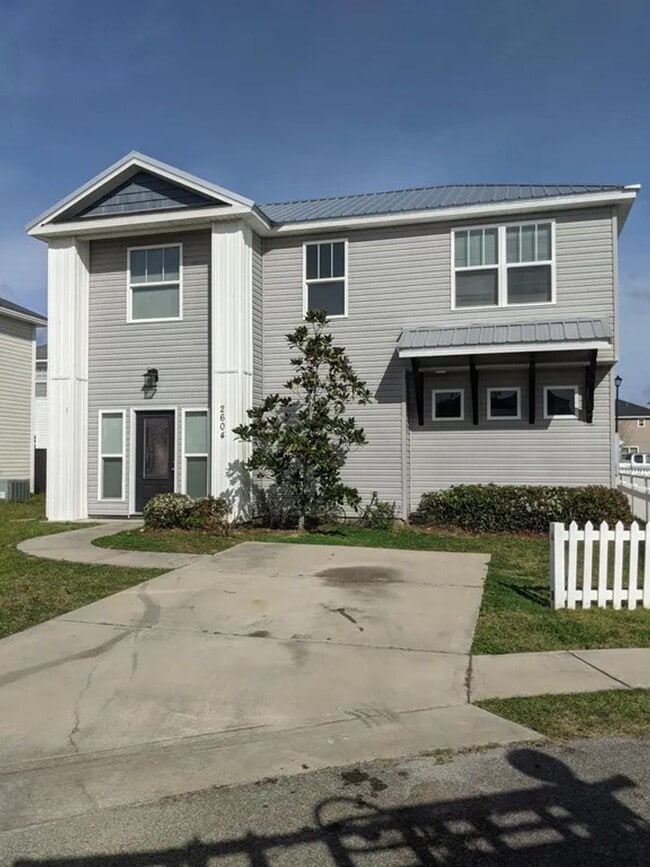 Building Photo - 4 bedroom 2.5 bath