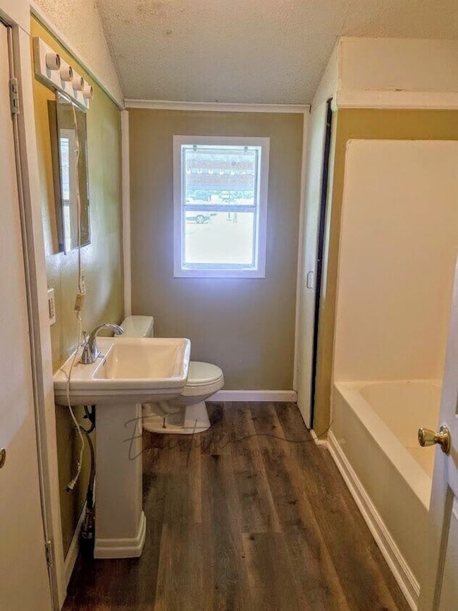 Building Photo - Affordable 2-Bed Home in Sulphur with Grea...