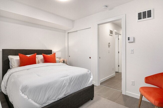 Building Photo - Stylish, Bright and Efficient 2 bed 1.75 Bath Townhome. Walk to U-Village!