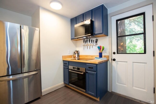 Building Photo - 654 Square Foot remodeled 2 bedroom, 1 bat...
