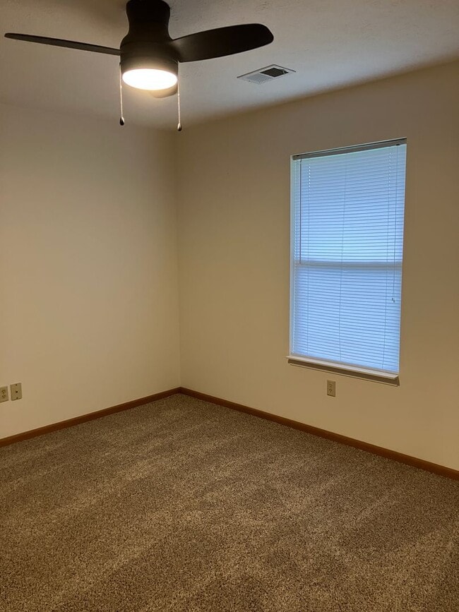 Building Photo - Charming 2-Bedroom Ranch in Peaceful Piqua...