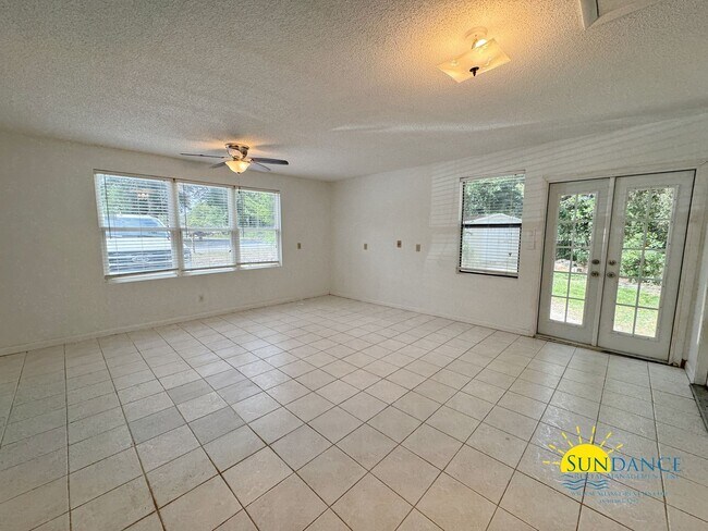 Building Photo - Spacious 3 Bedroom Home in Mary Esther!