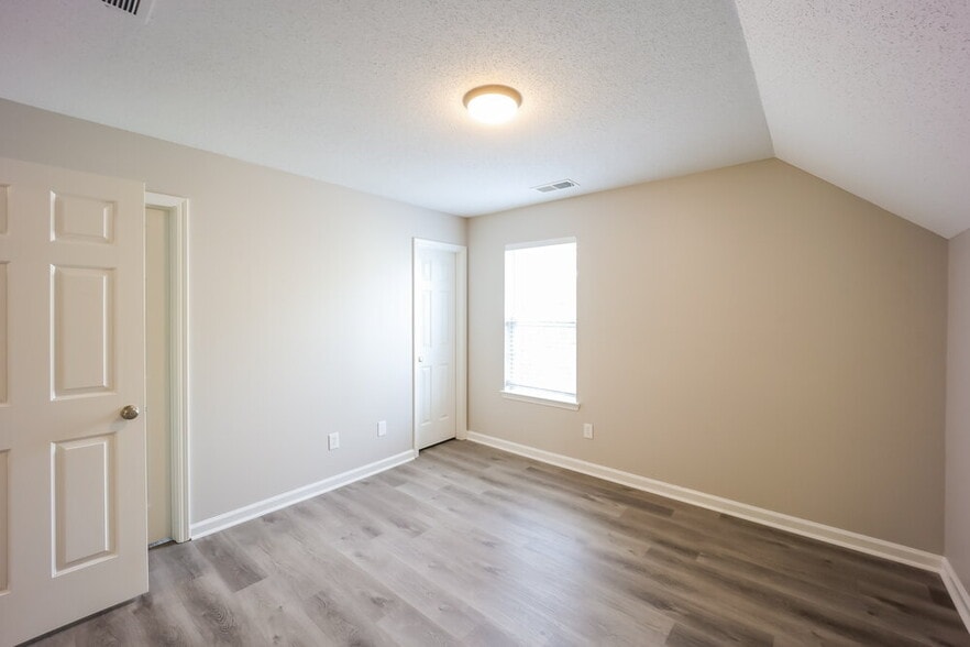 Building Photo - 7601 Hilltop Way