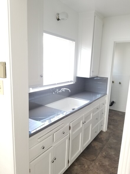 Building Photo - 572 W 1st St